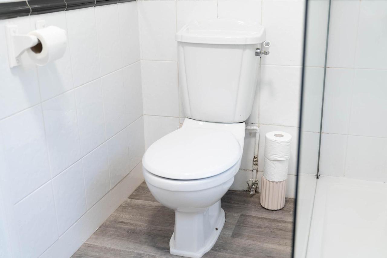 Large 4 Bedroom House - Top Rated - Off-Street Parking - Garden - Sleeps 9 - Contractors - Groups - Pool Table Northfield 외부 사진