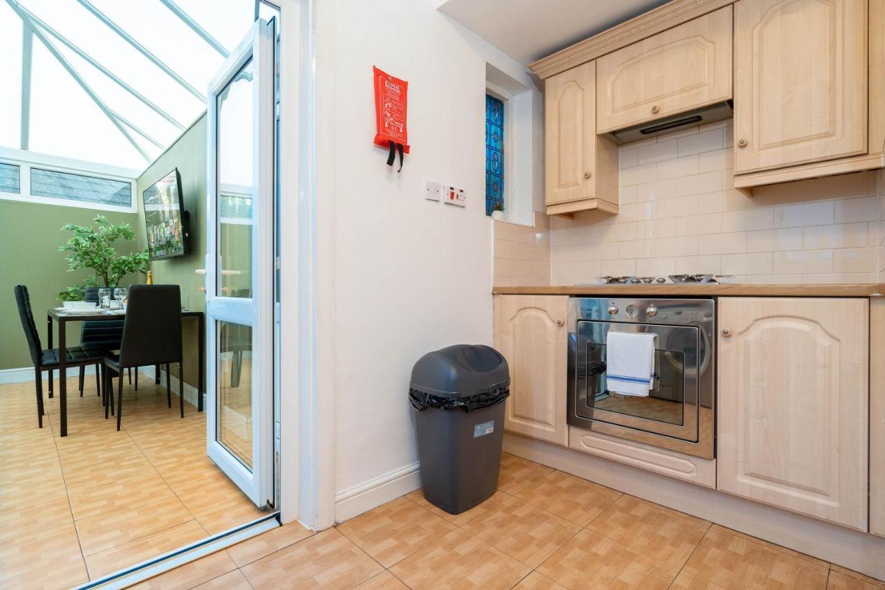 Large 4 Bedroom House - Top Rated - Off-Street Parking - Garden - Sleeps 9 - Contractors - Groups - Pool Table Northfield 외부 사진